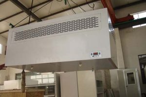 潔凈層流罩有風(fēng)機內(nèi)裝和風(fēng)機外接兩種，安裝方式有懸掛式和落地支架式兩種